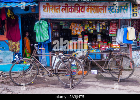 Blick auf die Straße des Asalfa-Viertels in Mumbai, Indien Stockfoto