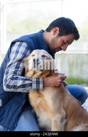 Männliche Tierarzt Chirurg Prüfung Golden Retriever Stockfoto