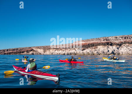 Eine Gruppe von eco-Touristen Kajak um Isla Espiritu Santo Biosphärenreservat, Baja California, Mexiko. Stockfoto