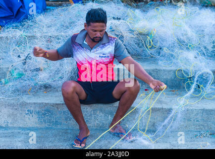 Indischer Mann, der in einem Fischerdorf in der Nähe von Mumbai arbeitet Indien Stockfoto