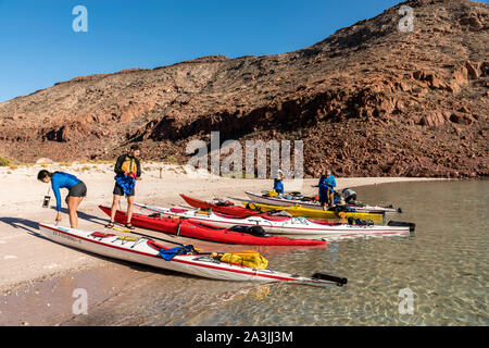 Kajakfahrer Land am Strand in einer Bucht auf der Isla Espíritu Santo im Golf von Kalifornien vor der Küste von La Paz auf der Halbinsel Baja California, Mexiko. Stockfoto