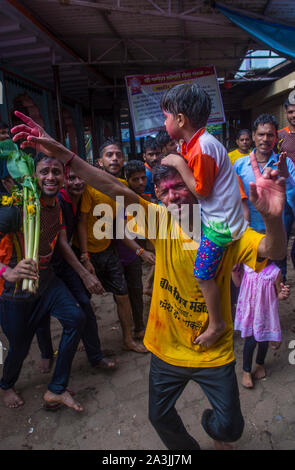 Indische Menschen feiern während Janmashtami Festival in Mumbai Indien Stockfoto