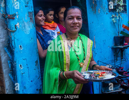 Indische Menschen feiern während Janmashtami Festival in Mumbai Indien Stockfoto