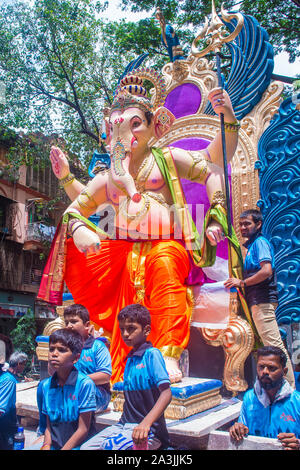 Indische Männer, die Ganesh Idol während Ganesh Chaturthi Festival in Mumbai Indien karrierend Stockfoto