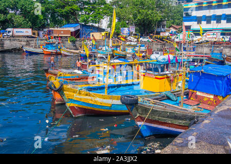 Indische Menschen arbeiten in Sassoon Docks in Mumbai Indien Stockfoto