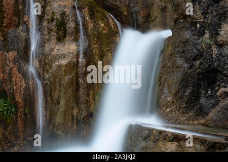 Lange Aufnahme eines Wasserfalls in den Felsen Stockfoto