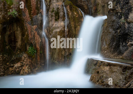 Lange Aufnahme eines Wasserfalls in den Felsen Stockfoto