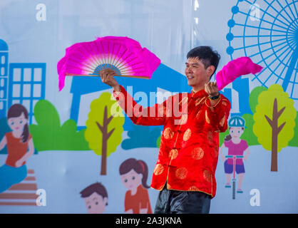 Taiwanesische Tänzer treten beim Taipei Dragon Boat Festival 2019 in Taipei Taiwan auf Stockfoto