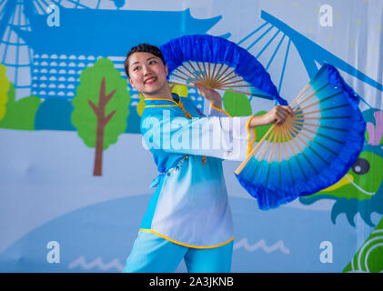 Taiwanesische Tänzer treten beim Taipei Dragon Boat Festival 2019 in Taipei Taiwan auf Stockfoto