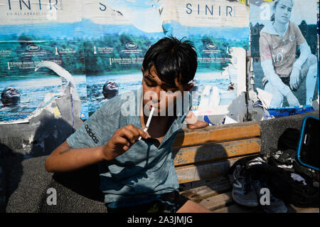 Porträt eines Jungen Rauchen, in der Nähe der Galata-Brücke, Istanbul, Türkei Stockfoto