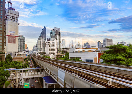 Bangkok, Thailand - 18. Oktober 2017: Bahn und Bangkok Stadtbild mit seinen Wolkenkratzern. Stockfoto