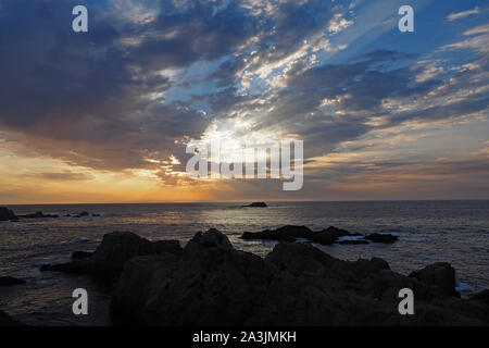 Sonnenuntergang in Garrapata State Park an der Küste von Monterey, Kalifornien im Sommer. Stockfoto