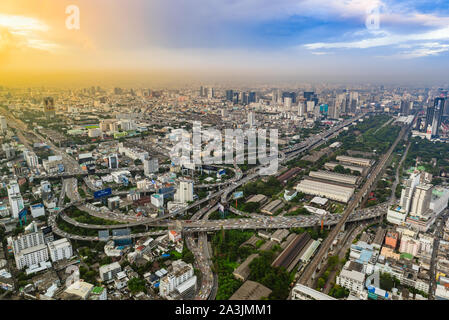 Bangkok, Thailand - 18. Oktober 2017: Sonnenuntergang am Abend in Bangkok modernes Stadtbild mit Autobahnen. Stockfoto