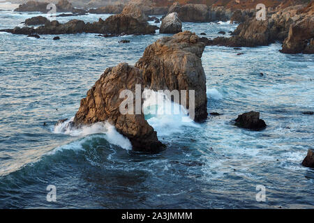 Sonnenuntergang in Garrapata State Park an der Küste von Monterey, Kalifornien im Sommer. Stockfoto