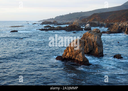 Sonnenuntergang in Garrapata State Park an der Küste von Monterey, Kalifornien im Sommer. Stockfoto