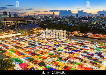 Bangkok, Thailand Antenne Nacht Blick auf populäre Ratchada Rot Fai zug Nachtmarkt mit bunten Hawker Ständen. Stockfoto