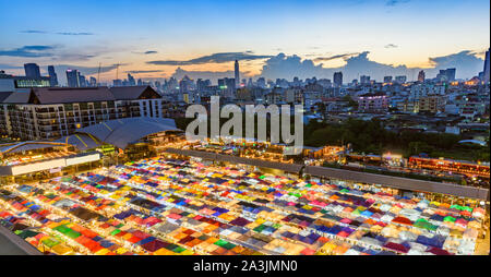 Bangkok, Thailand beliebte Ratchada Rot Fai Nacht Markt panorama Luftbild mit bunten Hawker Ständen. Stockfoto