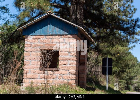 Eine kleine Bushaltestelle in Stein in Cerro Chapadão, Jaguari, Brasilien. antike Architektur gebaut. Stockfoto