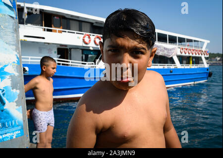 Porträt eines Jungen in der Nähe der Galata-Brücke, Istanbul, Türkei Stockfoto