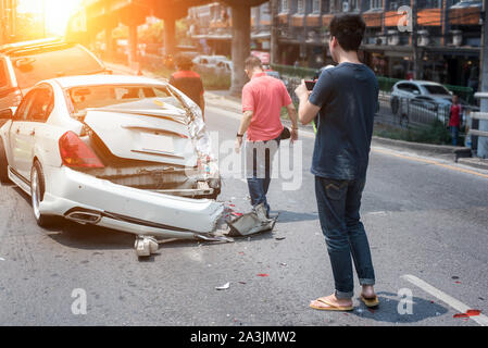 Autounfall mit zwei Autos auf einer Stadtstraße Stockfoto