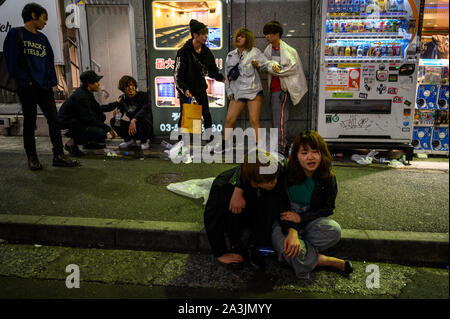 Betrunkene Jugendliche auf den Straßen, Shibuya Center Gai, Tokio, Japan Stockfoto