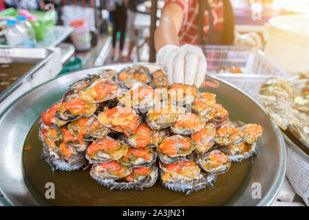 Gedämpfte Krabben Fisch mit pikanter Sauce die köstlichen Meeresfrüchte Thai Food Stockfoto