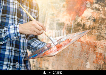 Asiatischer mann Gemälde auf Leinwand Stockfoto