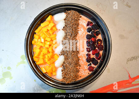 Papaya Smoothie mit Mango, Litschi chocolat und Brombeeren Stockfoto