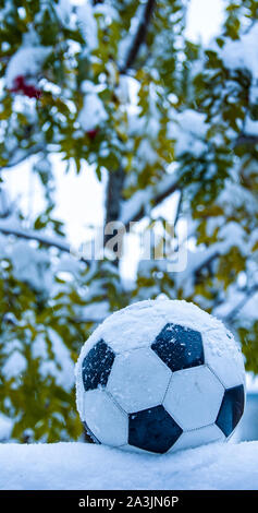 Fußball, Fußball mit Schnee im Winter Stockfoto