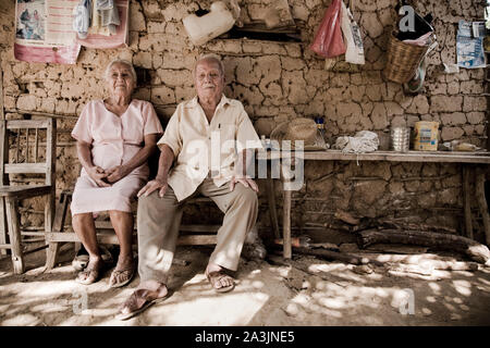 Porträt von einem entzückenden Paar Großeltern in ihrer bescheidenen Haus in die Landschaft. Adobe Haus. Stockfoto