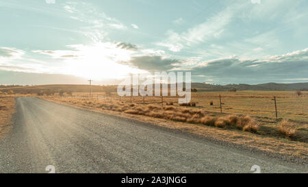 Helle Sonne im Hintergrund scheint auf der Straße Stockfoto