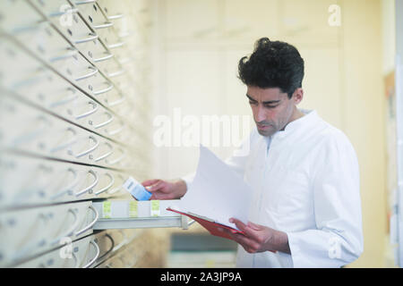 Apotheker in einer Apotheke mit einem Tablet Stockfoto