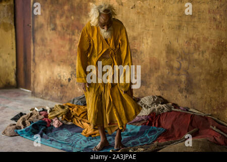 Alter Mann mit tödlich verlaufenden Krankheiten, bei Mukti Bhawan, indische Tod Hotels Stockfoto
