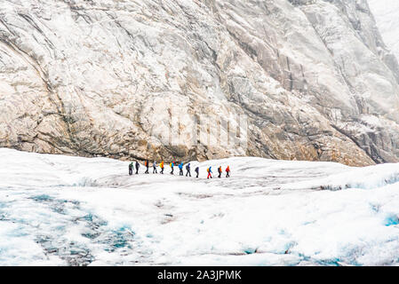 Touristen besuchen die Nigardsbreen Gletscher, einem Arm des Jostedalsbreen Gletscher Jostedalsbreen Nationalpark. Stockfoto