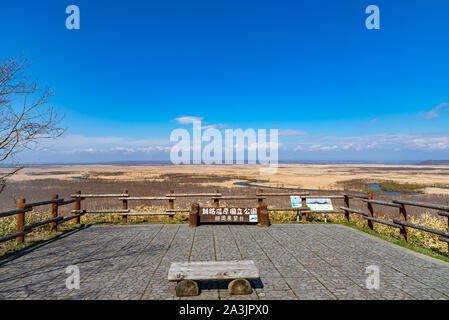 Hosooka Observation Deck in Kushiro Shitsugen National Park im Frühling. Das größte Feuchtgebiet in Japan. Der Park ist bekannt für seine Feuchtgebiete Ökosysteme Stockfoto