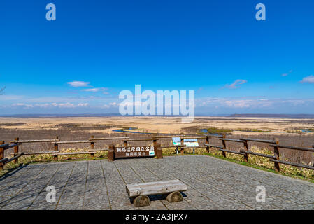 Hosooka Observation Deck in Kushiro Shitsugen National Park im Frühling. Das größte Feuchtgebiet in Japan. Der Park ist bekannt für seine Feuchtgebiete Ökosysteme Stockfoto