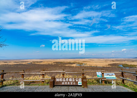 Hosooka Observation Deck in Kushiro Shitsugen National Park im Frühling. Das größte Feuchtgebiet in Japan. Der Park ist bekannt für seine Feuchtgebiete Ökosysteme Stockfoto