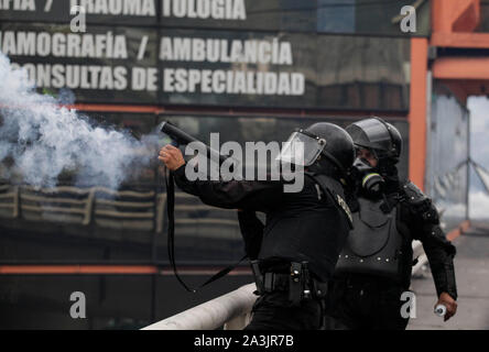 Quito, Ecuador. 08 Okt, 2019. Polizisten sind im Einsatz bei einer Demonstration. Tausende von indigenen Menschen aus Ecuador haben die Hauptstadt Quito belegt. Sie reagierte auf einen Anruf von der Konföderation der indigenen Völker (Conaie) in Quito gegen die gestiegenen Kraftstoffpreise und die Erdölförderung in ihren Territorien zu protestieren. Credit: Juan Diego Montenegro/dpa/Alamy leben Nachrichten Stockfoto