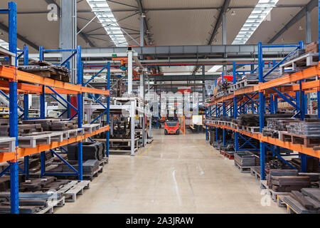 Großen hangar Lager von Industrie- und Logistikunternehmen. Lange Regale mit einer Vielzahl von Feldern. Industrie Raum- und Hardware für die Lieferung Stockfoto