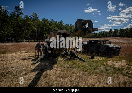 Us-Armee Soldaten mit dem New Jersey National Guard Batterie C, 3.BATAILLON, 112 Field Artillery Regiment bis M777 Haubitze Geschütze während der Ausbildung auf einer gemeinsamen Basis Mc Guire-Dix - Lakehurst, New Jersey, 4. Oktober 2019 festgelegt. (U.S. Air National Guard Foto von Master Sgt. Matt Hecht) Stockfoto