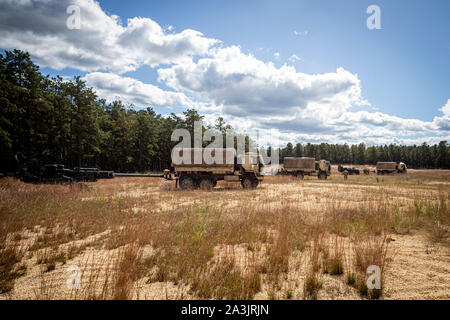 Us-Armee Soldaten mit 3. der New Jersey National Guard Battalion, 112 Field Artillery Regiment bis M777 Haubitze Geschütze während der Ausbildung auf einer gemeinsamen Basis Mc Guire-Dix - Lakehurst, New Jersey, 4. Oktober 2019 festgelegt. (U.S. Air National Guard Foto von Master Sgt. Matt Hecht) Stockfoto