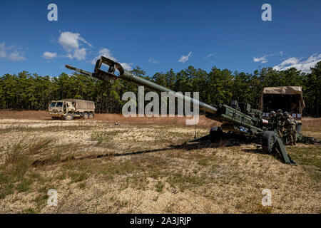 Us-Armee Soldaten mit dem New Jersey National Guard Batterie C, 3.BATAILLON, 112 Field Artillery Regiment bis M777 Haubitze Geschütze während der Ausbildung auf einer gemeinsamen Basis Mc Guire-Dix - Lakehurst, New Jersey, 4. Oktober 2019 festgelegt. (U.S. Air National Guard Foto von Master Sgt. Matt Hecht) Stockfoto