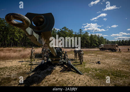 Us-Armee Soldaten mit dem New Jersey National Guard Batterie C, 3.BATAILLON, 112 Field Artillery Regiment bis M777 Haubitze Geschütze während der Ausbildung auf einer gemeinsamen Basis Mc Guire-Dix - Lakehurst, New Jersey, 4. Oktober 2019 festgelegt. (U.S. Air National Guard Foto von Master Sgt. Matt Hecht) Stockfoto