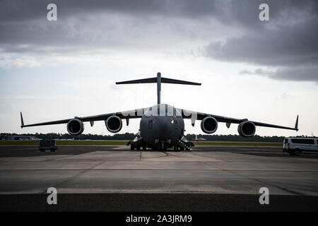 Finden Bürger Flieger vom 315. airlift Wing führte eine aeromedical Evacuation und Kenntnisse sortie Mission im lokalen Bereich an Joint Base Charleston, S.C., 06.10.2019. Die C-17 Globemaster III ist in der Lage mehrere Konfigurationen für schnelle Mobilität mission Beschäftigung überall auf der Welt. (U.S. Air Force Foto von Tech. Sgt. Gregory Bach) Stockfoto