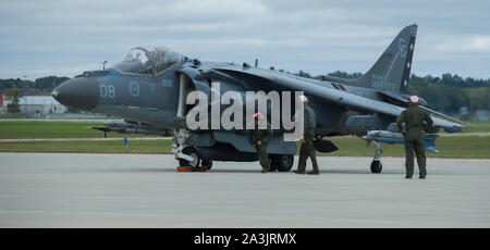 Us-Marines aus marinen Attack Squadron 231 führen Sie vor auf ein AV-8B Harrier II Vor einem Training Mission mit 175 Fighter Squadron, 114 Fighter Wing der South Dakota Air National Guard an der Joe Foss Field, Sioux City, South Dakota, Oktober 5, 2019. Marine Attack Squadron 231 und 175 FS, 114 FW werden die Teilnehmenden in Kraft-auf-force Training bestehend aus simulierten Luft-zu-Luft bekämpfen und Luft-/Boden- Streiks Interoperabilität und Bereitschaft zu verbessern. (U.S. Marine Corps Foto von Lance Cpl. Gavin Umboh) Stockfoto