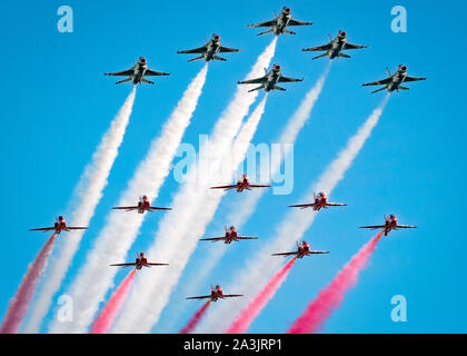 Die US Air Force Thunderbirds und der Royal Air Force Red Arrows fliegen einen 15-Schiff parade-Stil flachen Pass zum großen pazifischen Airshow in Huntington Beach, Kalifornien, Okt. 6, 2019 heraus zu schließen. Das Foto pass symbolisch geschlossen, die roten Pfeile North American Tour, die die USA und Kanada über mehr als 10 Wochen mit anderen Jet demonstration Teams wie die US Navy Blue Angels und die Kanadische Streitkräfte Snowbirds überspannt. (U.S. Air Force Foto von Tech. Sgt. Ned T. Johnston) Stockfoto