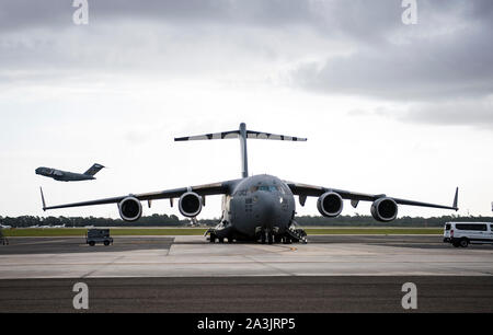 Finden Bürger Flieger vom 315. airlift Wing führte eine aeromedical Evacuation und Kenntnisse sortie Mission im lokalen Bereich an Joint Base Charleston, S.C., 06.10.2019. Die C-17 Globemaster III ist in der Lage mehrere Konfigurationen für schnelle Mobilität mission Beschäftigung überall auf der Welt. (U.S. Air Force Foto von Tech. Sgt. Gregory Bach) Stockfoto