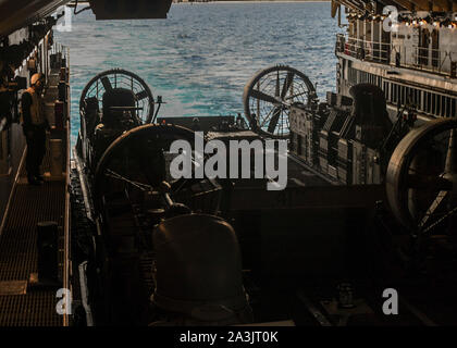 SOUTH CHINA SEA (Okt. 2010) 07, 2019) Segler aus der Whidbey Island-Klasse dock Landung Schiff USS Germantown (LSD 42) ein Landing Craft vorbereiten, Luftkissen, Naval Beach (NBU) 7 für Abflug zugewiesen. Germantown, Teil der Kommandant, Amphibischen Squadron 11, ist mit dem indopazifischen Region bereitgestellt Interoperabilität mit Partnern zu verbessern und dienen als ready-Response Force für jede Art von Kontingenz. (U.S. Marine Foto von Mass Communication Specialist 1. Klasse Toni Burton) Stockfoto