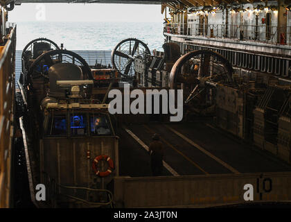 SOUTH CHINA SEA (Okt. 2010) 07, 2019) Segler aus der Whidbey Island-Klasse dock Landung Schiff USS Germantown (LSD 42) ein Landing Craft vorbereiten, Luftkissen, Naval Beach (NBU) 7 für Abflug zugewiesen. Germantown, Teil der Kommandant, Amphibischen Squadron 11, ist mit dem indopazifischen Region bereitgestellt Interoperabilität mit Partnern zu verbessern und dienen als ready-Response Force für jede Art von Kontingenz. (U.S. Marine Foto von Mass Communication Specialist 1. Klasse Toni Burton) Stockfoto