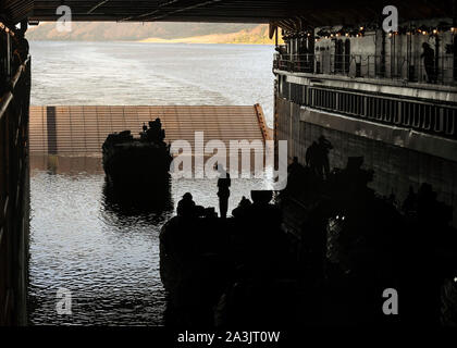 SUBIC BAY (Okt. 2010) 07, 2019) Matrosen und Marines vom 2 Bataillon, 2. Marine Regiment, derzeit um die 3. Marine Division zugeordnet, bereiten Angriff Amphibienfahrzeuge aus dem gut Deck an Bord der Whidbey Island zu starten-Klasse dock Landung Schiff USS Germantown (LSD 42) in Vorbereitung auf die Übung KAMANDAG 3. KAMANDAG ist eine philippinische-led, bilaterale Übung mit den USA, die Terrorismusbekämpfung zu erhöhen, der humanitären Hilfe und Katastrophenhilfe Fähigkeiten durch militärische Austausch, Partnerschaft und die Fähigkeit, schnell auf Krisen reagieren in der gesamten Indopazifischen re stärken Stockfoto